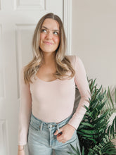 Load image into Gallery viewer, Riley Scoop Neckline Top / Blush
