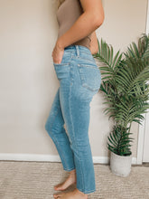 Load image into Gallery viewer, Braelynn Straight Jeans
