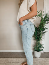 Load image into Gallery viewer, Kimberly Straight Jeans
